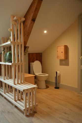 La salle de bains est pourvue de toilettes et de parquet. dans l'établissement Appartement des Cigalous, à Épinal