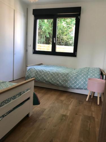 une chambre avec deux lits et une fenêtre dans l'établissement Villa Stella plage proche Le Touquet pour 6ou8 personnes, à Cucq