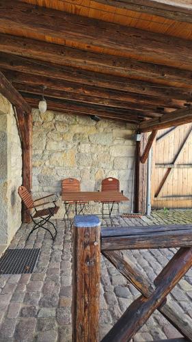 a patio with two benches and a table in a building at Friedrichs Kleines Haus in Bannewitz