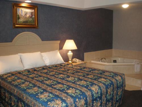 Una cama o camas en una habitación de Village Inn & Suites - Smithville