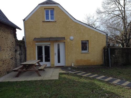 a building with a picnic table in front of it at maison au calme in Lanne