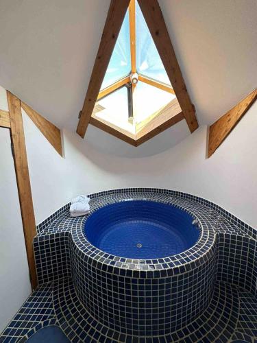 a large blue tub in a room with a window at Ruheoase in Fürstenzell in Fürstenzell