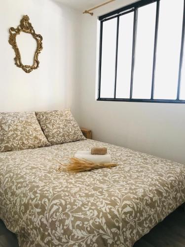 une chambre avec un lit avec un miroir au mur dans l'établissement La Cassy - Sleep in Cassis, à Cassis