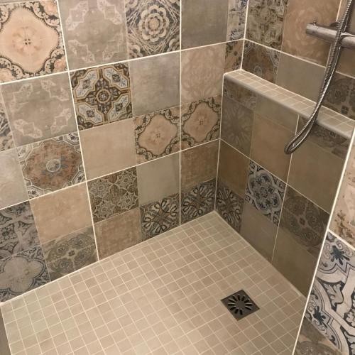 La salle de bains est pourvue d'une douche et de carrelage. dans l'établissement La Cassy - Sleep in Cassis, à Cassis