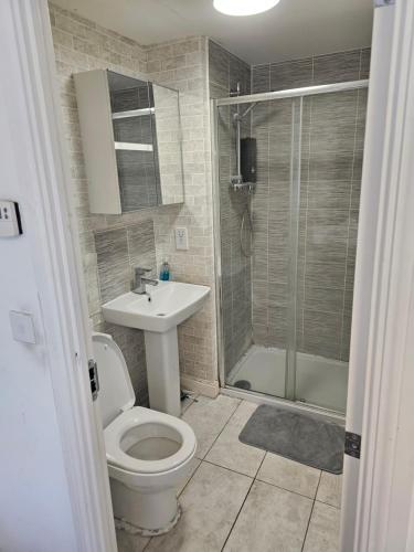 Koupelna v ubytování Ensuite Doubleroom with Private Toilet and Bathroom in central Dartford