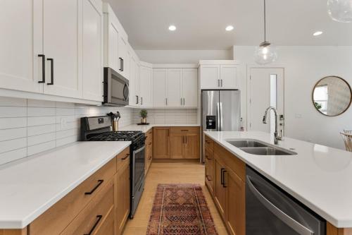 eine Küche mit weißen Schränken und weißen Arbeitsplatten in der Unterkunft Villa #29 at Bloomington Country Club townhouse in St. George