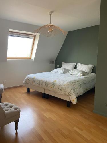 une chambre avec un lit et une fenêtre dans l'établissement Magnifique appartement à 100 m de la plage, à Agon-Coutainville