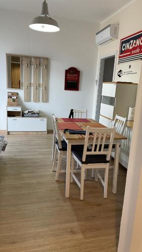 a dining room table and chairs in a room at Casa di David in Verona