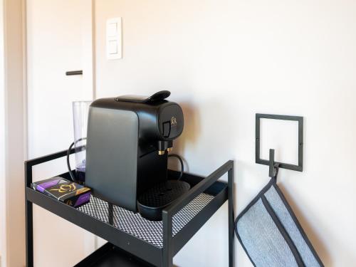 a computer monitor on a shelf in a room at GLOEDNIEUW Vakantiewoning Zilt in Koksijde