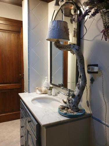 umywalkę w łazience z lampą na górze w obiekcie Creativ hause w mieście San Giuliano Terme