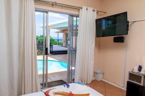 La alberca dentro o cerca de Seaview Executive Guest House