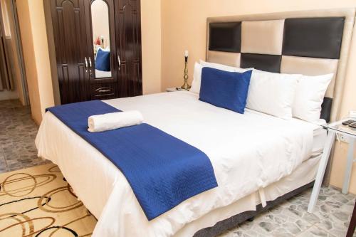 Una cama o camas en una habitación de Seaview Executive Guest House