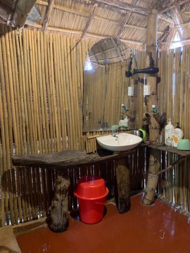 a bathroom with a sink and a mirror in a room at Khu Du Lịch Sinh Thái, Nghỉ dưỡng Homestay Hoàng Ánh - Kon Xom Luh in Kon Tum