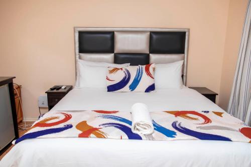 Una cama o camas en una habitación de Seaview Executive Guest House