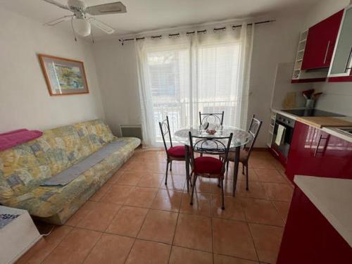 un salon avec une table, des chaises et un canapé dans l'établissement T3 équipé- Village - proche toutes commodités, à Port-la-Nouvelle