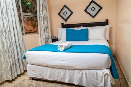 Una cama o camas en una habitación de Seaview Executive Guest House