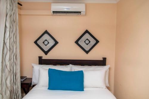 Una cama o camas en una habitación de Seaview Executive Guest House
