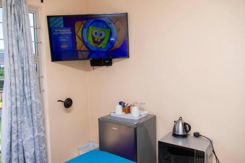 Una televisión o centro de entretenimiento en Seaview Executive Guest House