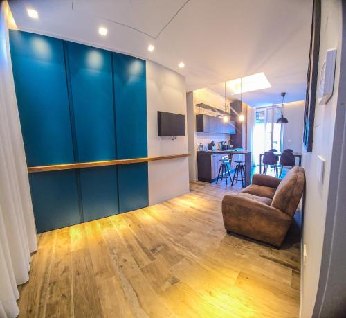 a living room with a couch and a blue wall at Case Vacanze 106 Maison De Charme in Giovinazzo