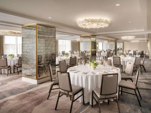 Restaurant ou autre lieu de restauration dans l'établissement Fairmont Breakers Long Beach