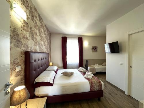 A bed or beds in a room at Porta alla Croce Guest House