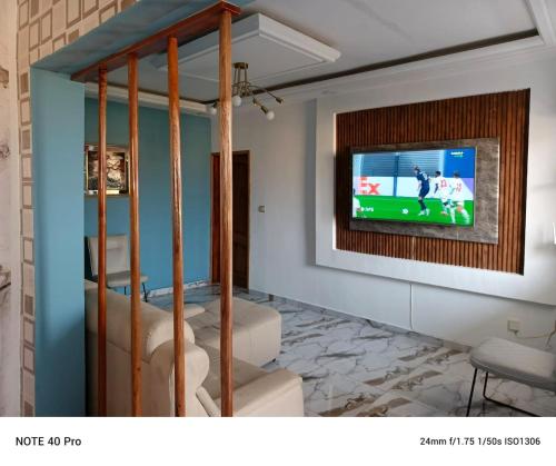 a living room with a tv on a wall at residence Eden Garden 1 in Abidjan