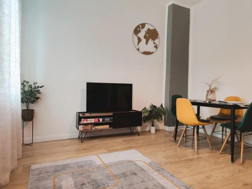 un soggiorno con TV e tavolo con sedie di DrEaM of VeNiCe - Free parking - Ground floor a Venezia
