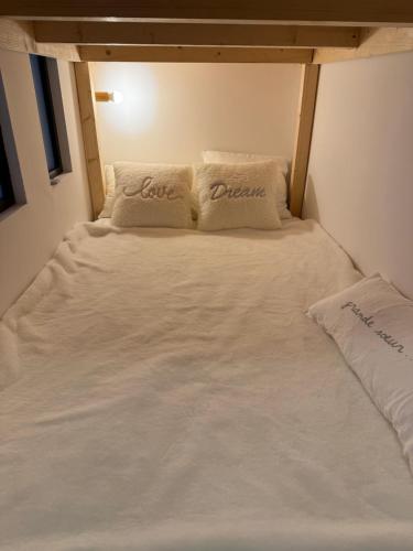 Ένα ή περισσότερα κρεβάτια σε δωμάτιο στο Idéal Cosy Lumineux Central calme Fonctionnel & Beau