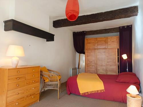 シストロンにあるLa Terrasse de la Citadelleのベッドルーム1室(ベッド1台、ドレッサー、デスク付)