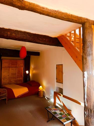 une chambre avec un lit et un plafond en bois dans l'établissement La Terrasse de la Citadelle, à Sisteron