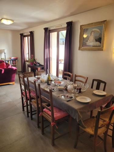 une table à manger avec des chaises et une table dans l'établissement La jolie Vue et La Maison de la Tour- Cordes-sur-Ciel, à Les Cabannes