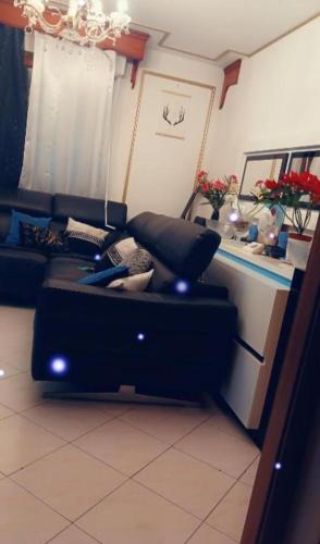 un salon avec un canapé et une table dans l'établissement Maison 10 pièces Spa jacuzzi Paris Airport CDG jardin arboré clos, à Tremblay-en-France