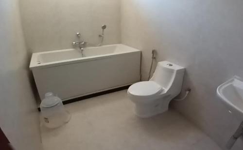 Un baño de Samruddhi Comforts