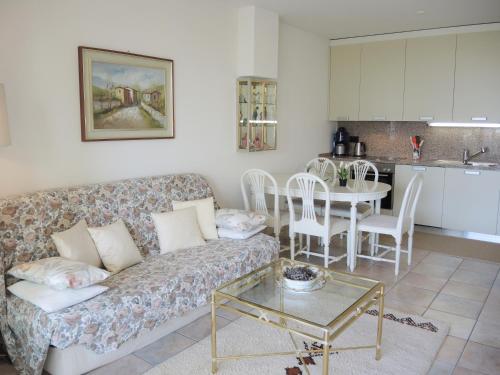 una sala de estar con un sofá y una mesa en Clara by Fewotessin, en Losone