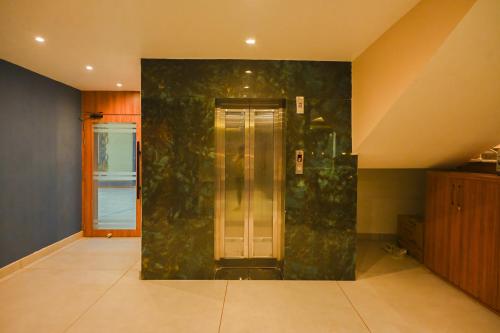 pared verde en una habitación con ascensor en Hotel M Plaza Mandarmani, en Mandarmani