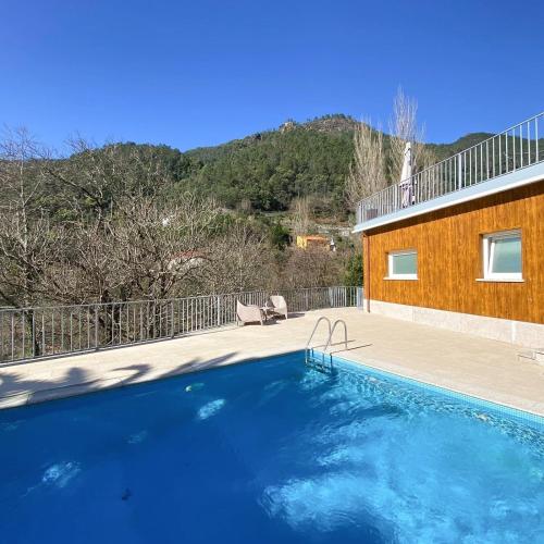 una piscina davanti a una casa di Chalet Villas Gerês a Geres
