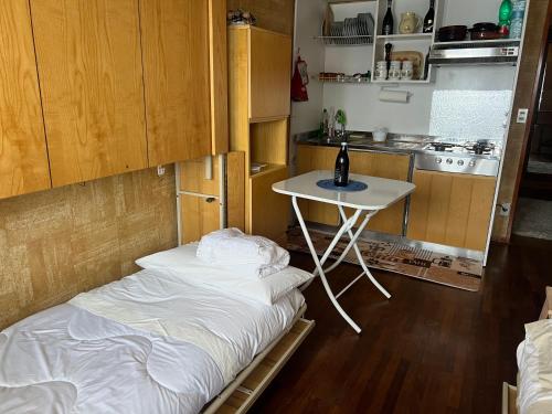 une petite cuisine avec un lit et une table dans l'établissement carlotta&paola, à Borgata Sestriere