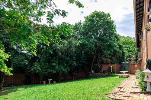 Un jardín fuera de Seaview Executive Guest House