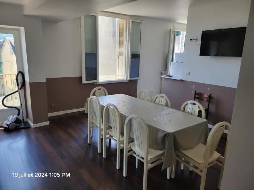 a dining room with a table and chairs at grand T4 proche sanctuaires in Lourdes