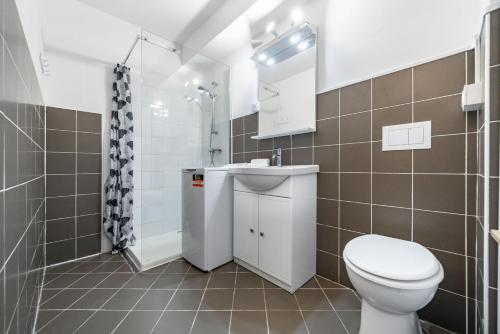 une salle de bain avec toilettes, lavabo et douche dans l'établissement Studio avec terrasse et jardin arboré - 5 min hypercentre Cannes, à Cannes