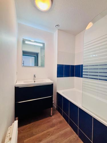 une salle de bain avec une baignoire et un lavabo dans l'établissement Maison de vacances avec piscines, à Béziers