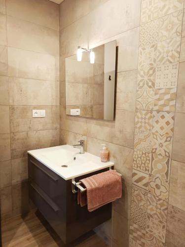une salle de bain avec un lavabo et un miroir dans l'établissement Suite indépendante - Les Lavandes, à Peyruis