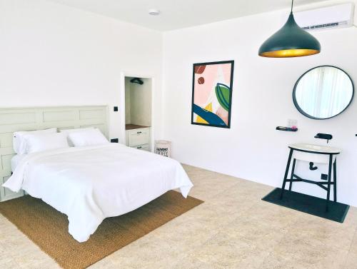 Una cama o camas en una habitación de White Nest