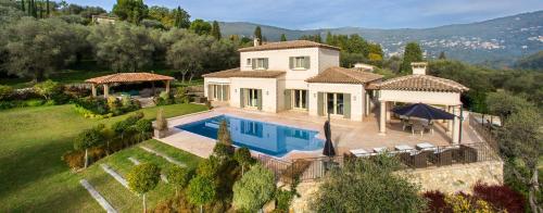 une vue aérienne d'une maison avec piscine dans l'établissement Domaine d ock en bourg, à Grasse