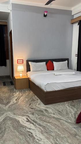 Una cama o camas en una habitación de Hotel Ramya Palace