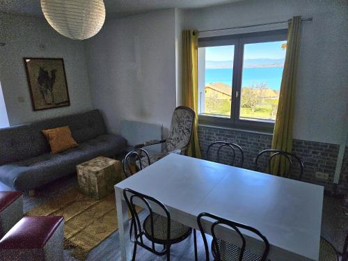 La petite maison vue lac d'Elise