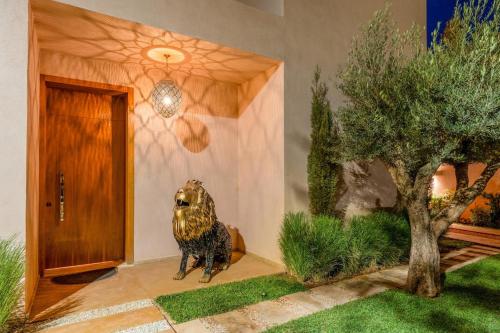 an owl statue sitting in front of a door at Villa de standing piscine à débordement à 15 min de Marrakech in Ourika