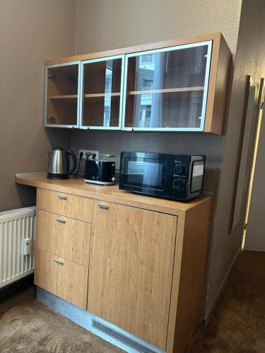 Una cocina o zona de cocina en Hotel Expo Frankfurt City Centre