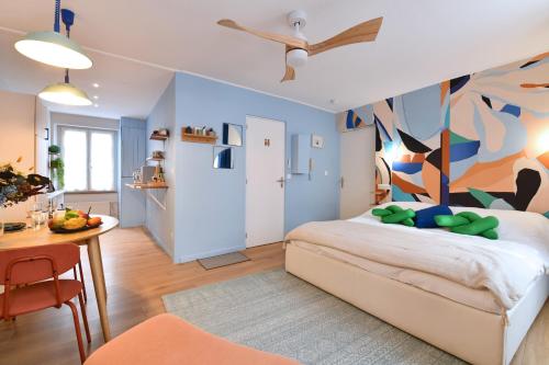 une chambre avec un grand lit et une table dans l'établissement Gite See You Soon - Studio Wood, à Sélestat