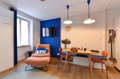 une salle à manger avec une table et une chaise dans l'établissement Gite See You Soon - Studio Wood, à Sélestat